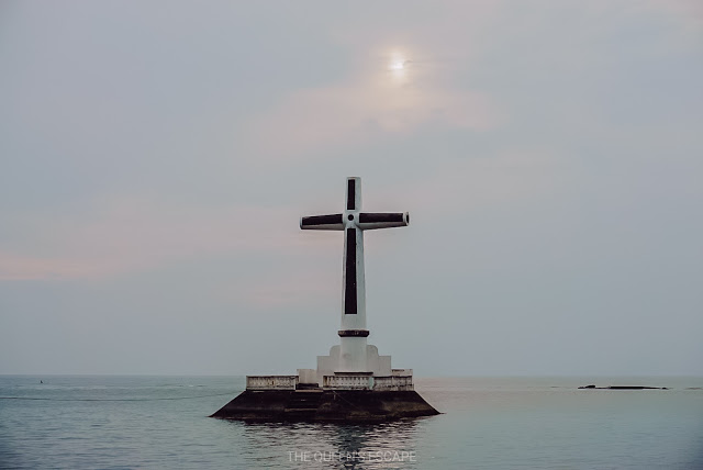 A cross at the surface of the ocean