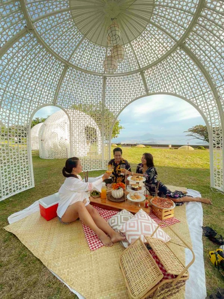Taal Vista Hotel's glam picnic experience